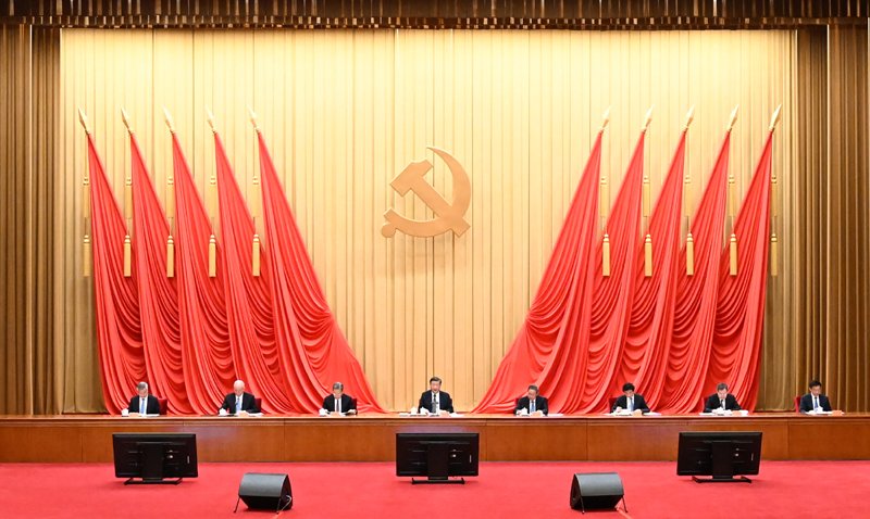 不仅让女教师们感受到了温馨的节日祝福